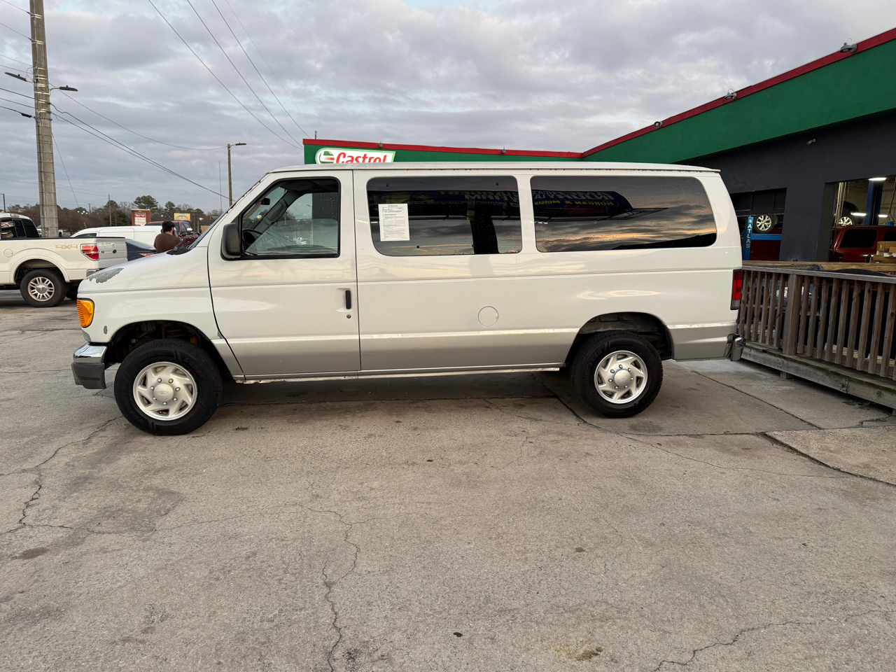 Ford Econoline E-350 XL Super Duty 2005