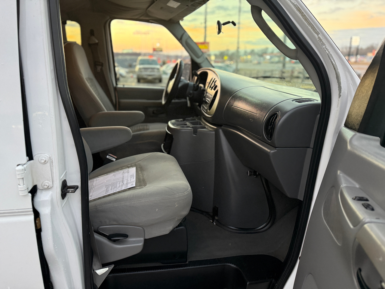 Ford Econoline E-350 XL Super Duty 2005