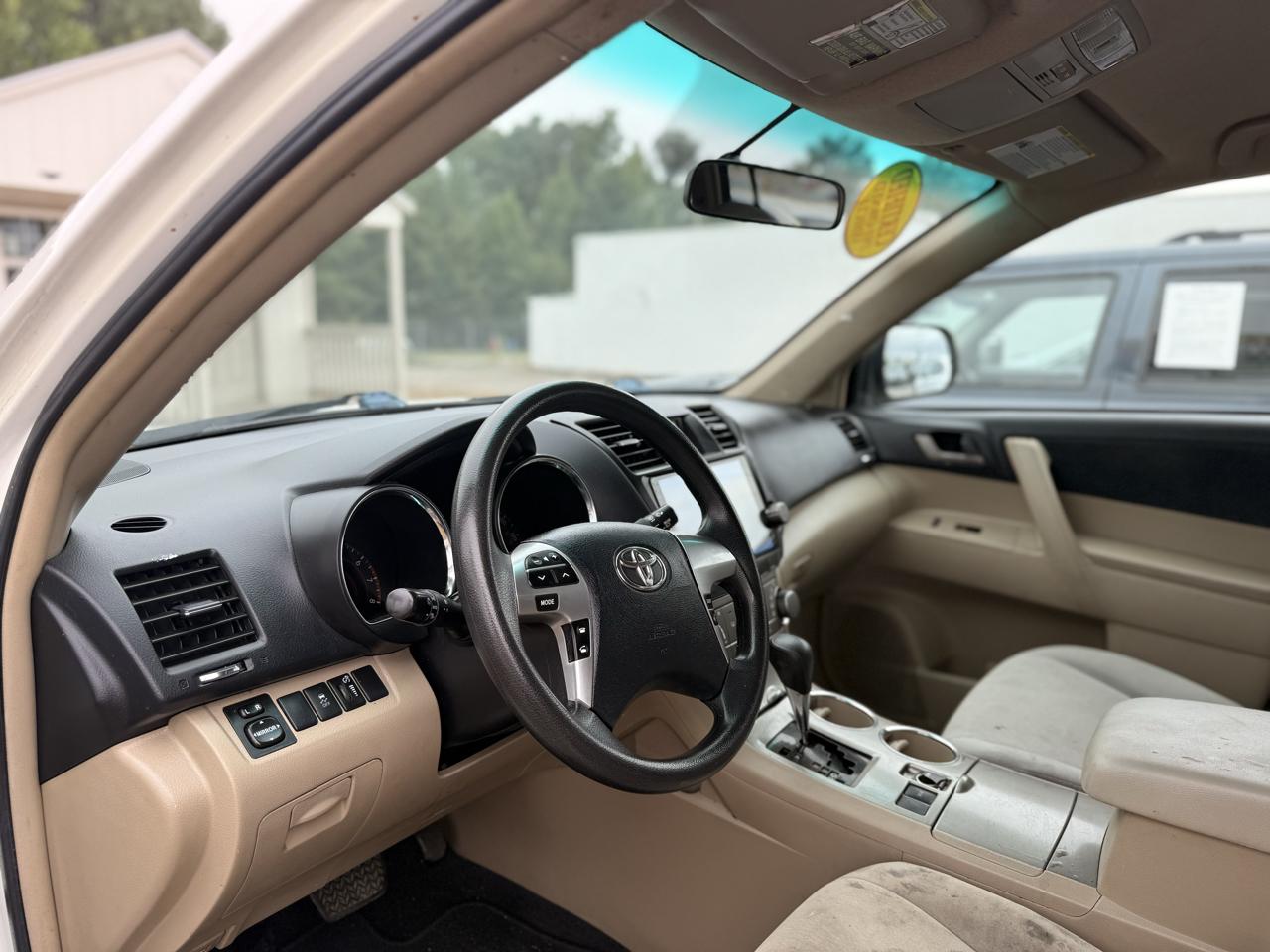 Toyota Highlander Base 2WD V6 2011