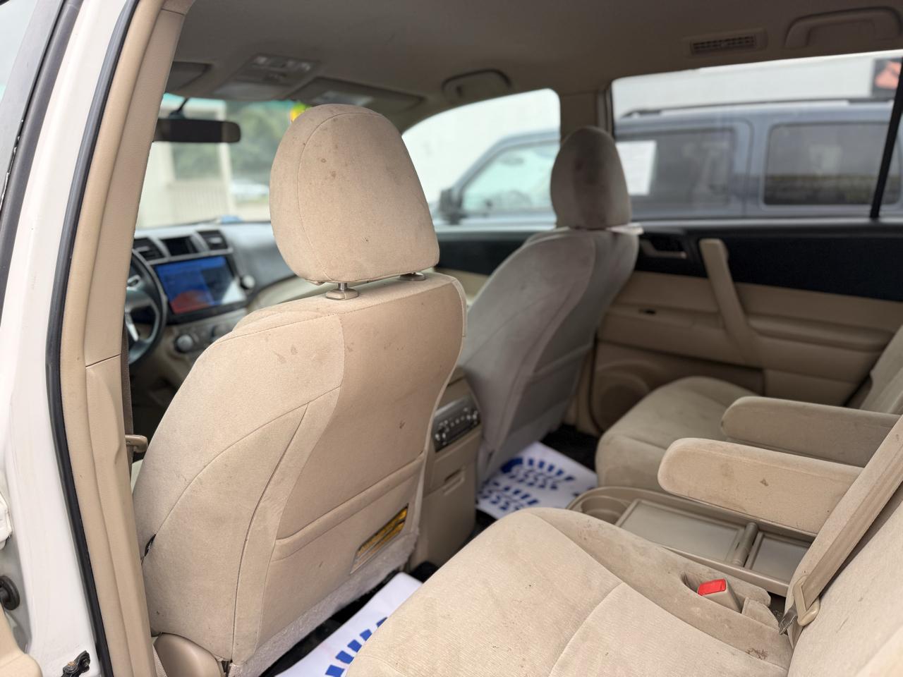 Toyota Highlander Base 2WD V6 2011