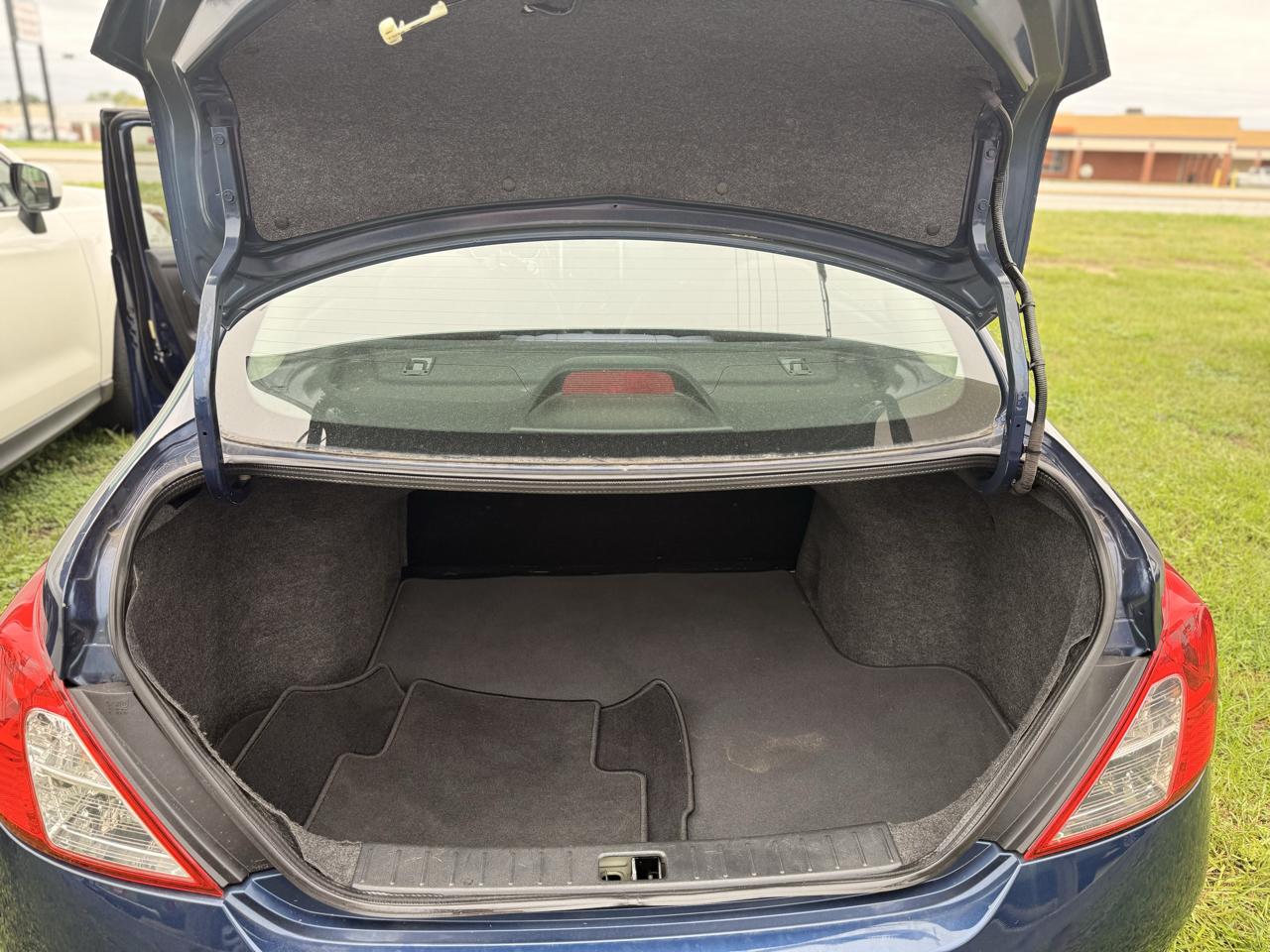 Nissan Versa 1.6 SV Sedan 2012