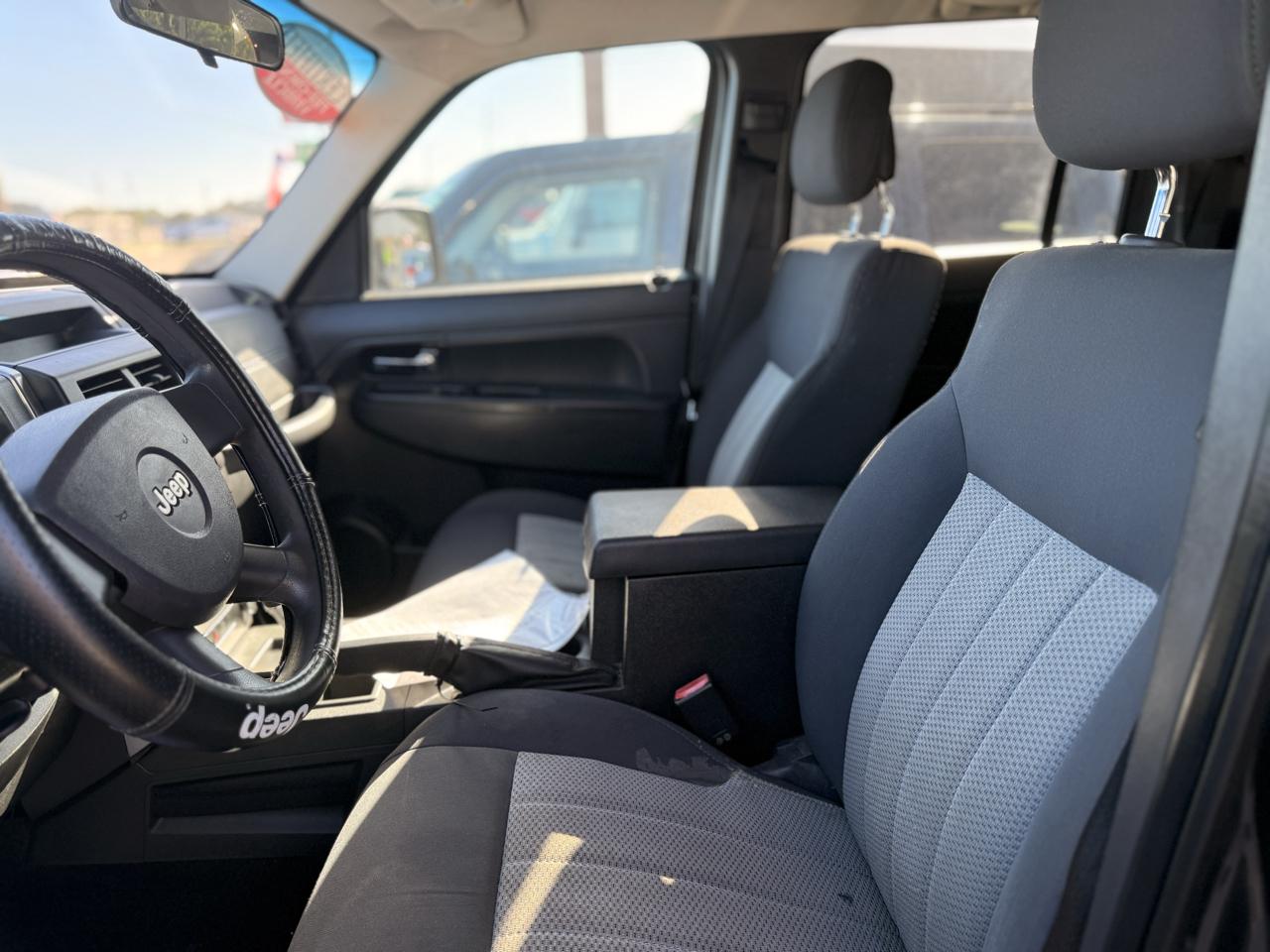 Jeep Liberty Sport 2WD 2010
