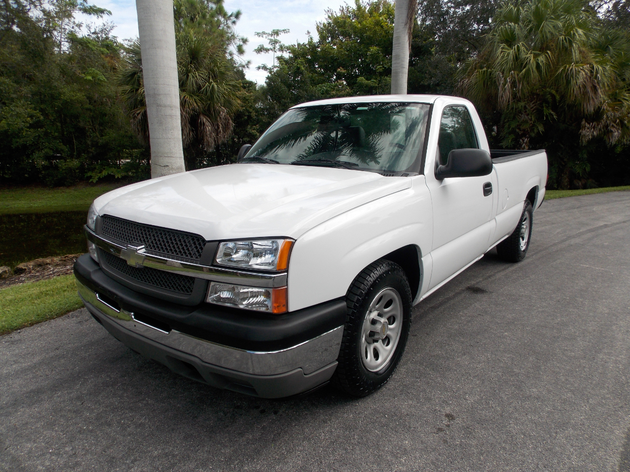 2005 Chevrolet Silverado 1500 Work Truck photo 3