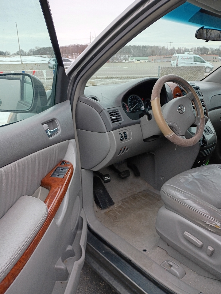 Toyota Sienna XLE AWD 2004