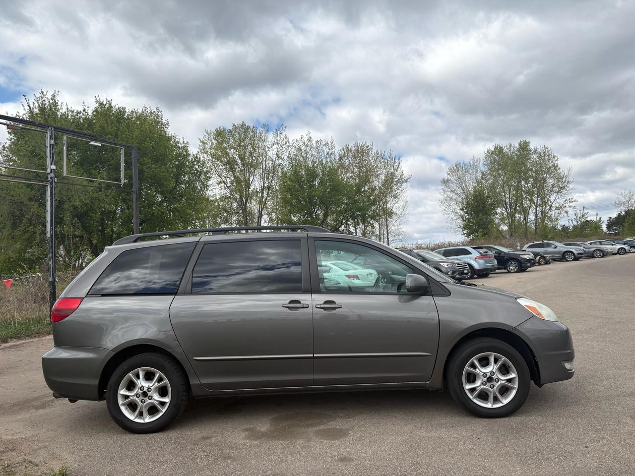 Toyota Sienna 5dr XLE AWD (Natl) 2004