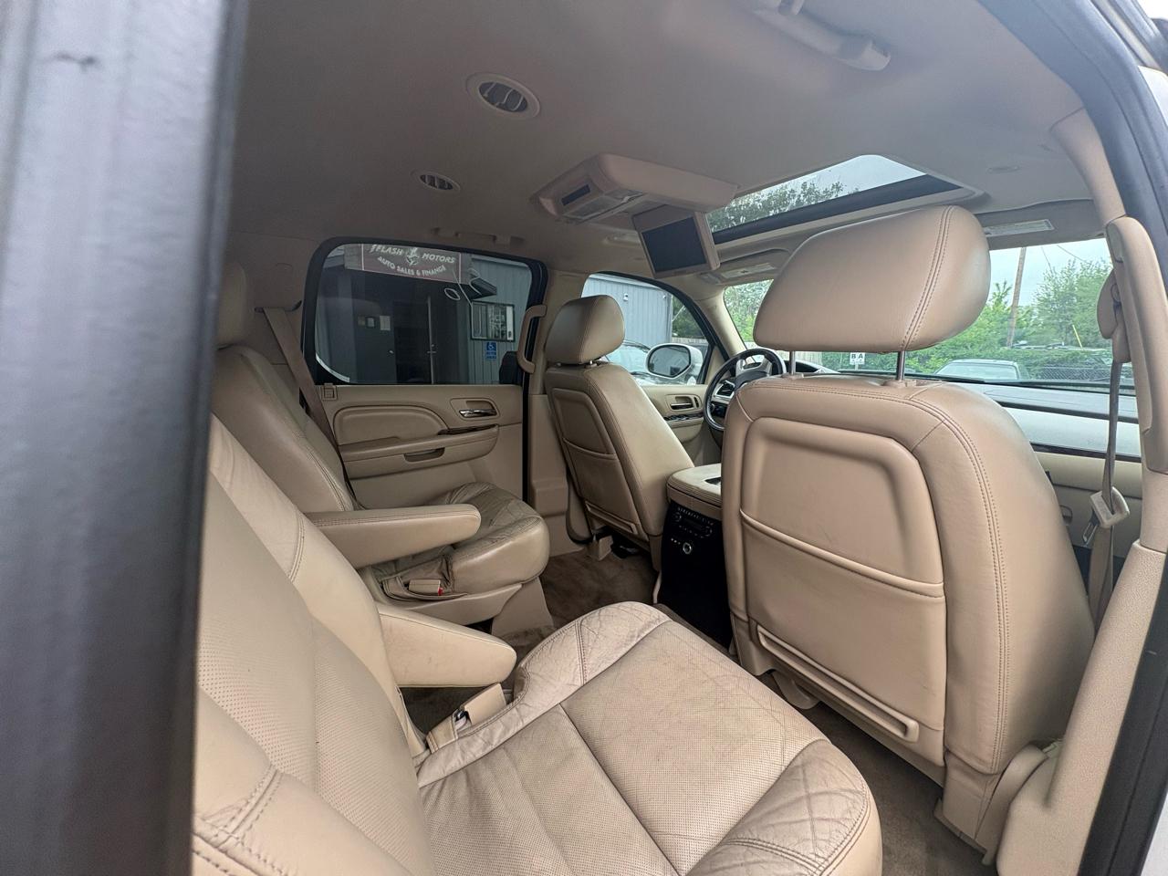 Cadillac Escalade AWD 4dr Premium 2011
