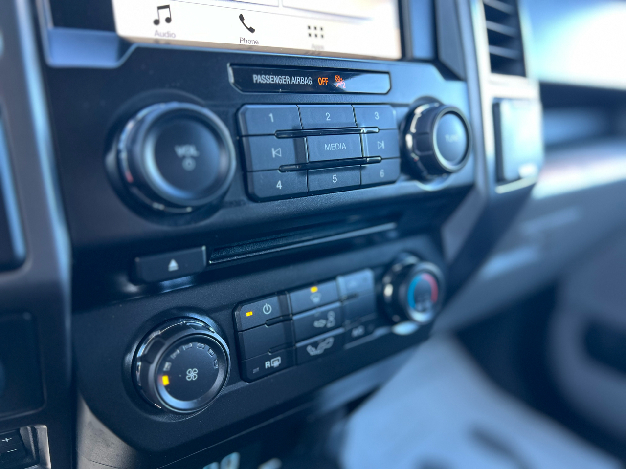 Ford F-150 XLT 4WD SuperCrew 6.5' Box 2018 Ford F-150 XLT 4WD SuperCrew 6.5' Box 2018