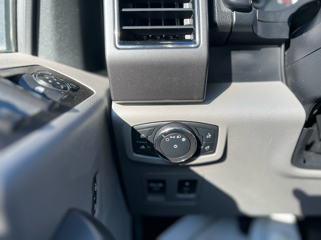 Ford F-150 XLT 4WD SuperCrew 6.5' Box 2018 Ford F-150 XLT 4WD SuperCrew 6.5' Box 2018