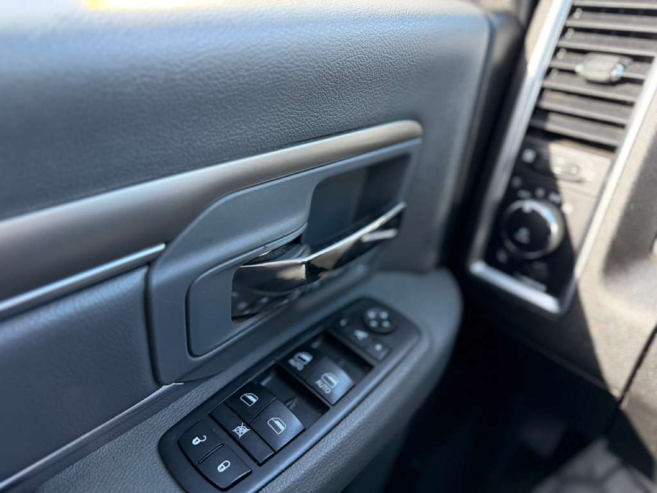 RAM 1500 Classic SLT Crew Cab SWB 4WD 2019