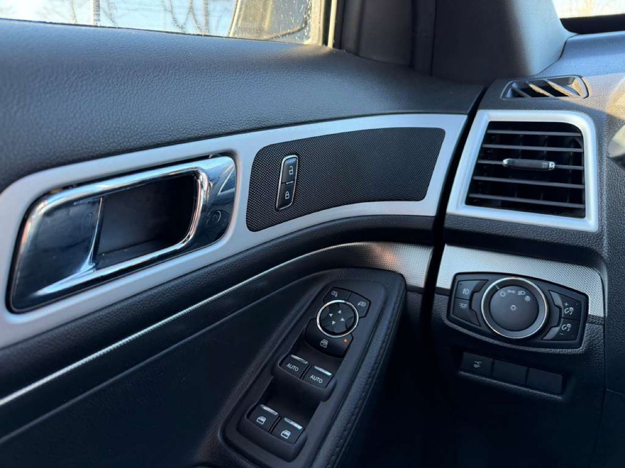 Ford Explorer XLT 4-Door 4WD 2015