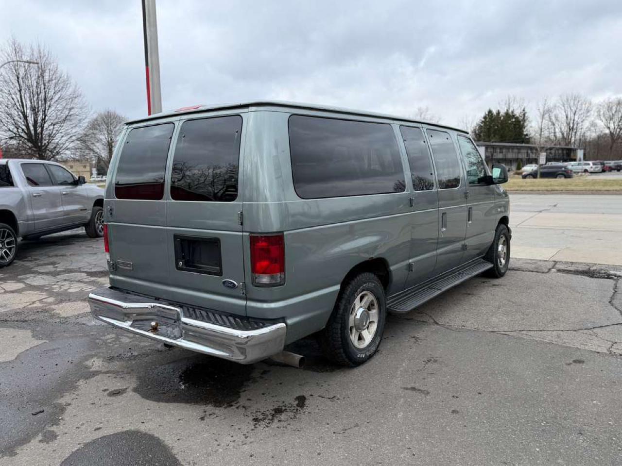 Ford Econoline E-150 XL 2006