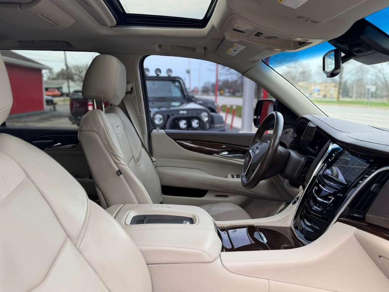 Cadillac Escalade ESV Premium 4WD 2016