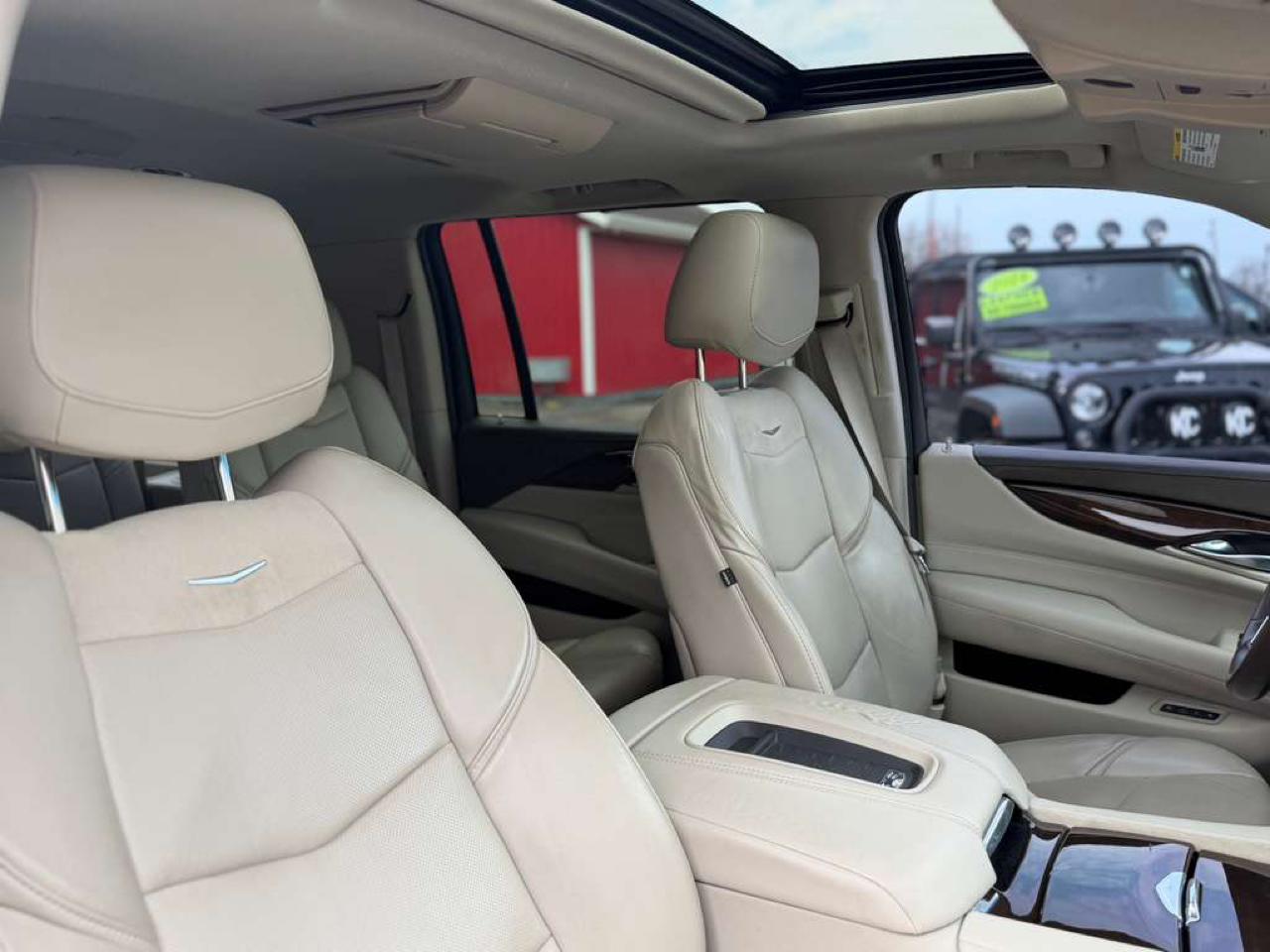 Cadillac Escalade ESV Premium 4WD 2016