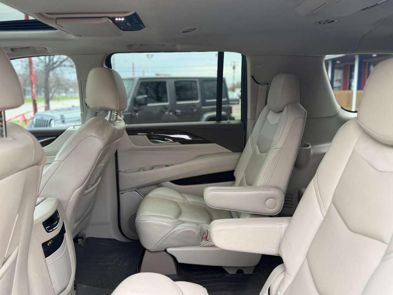 Cadillac Escalade ESV Premium 4WD 2016