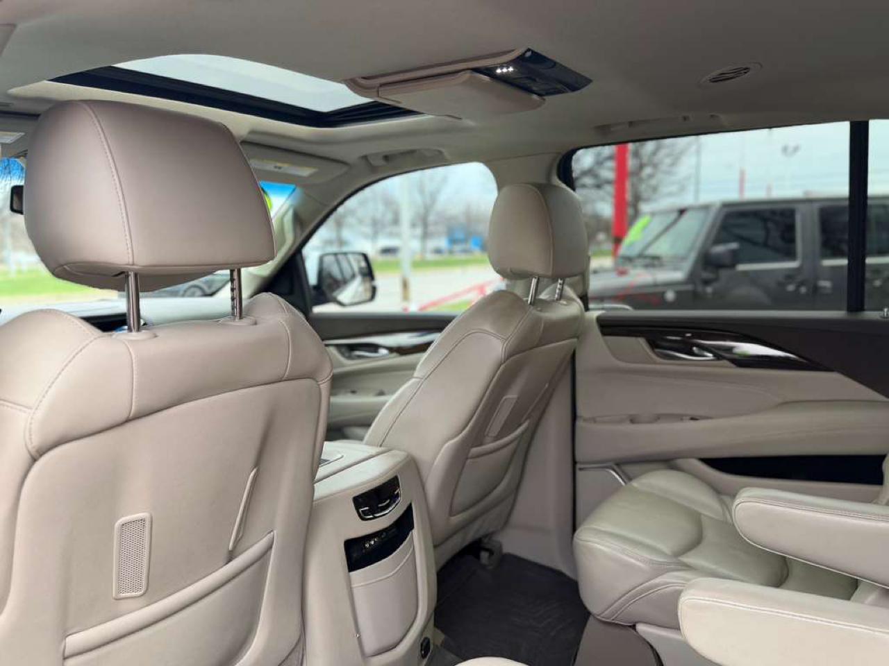 Cadillac Escalade ESV Premium 4WD 2016