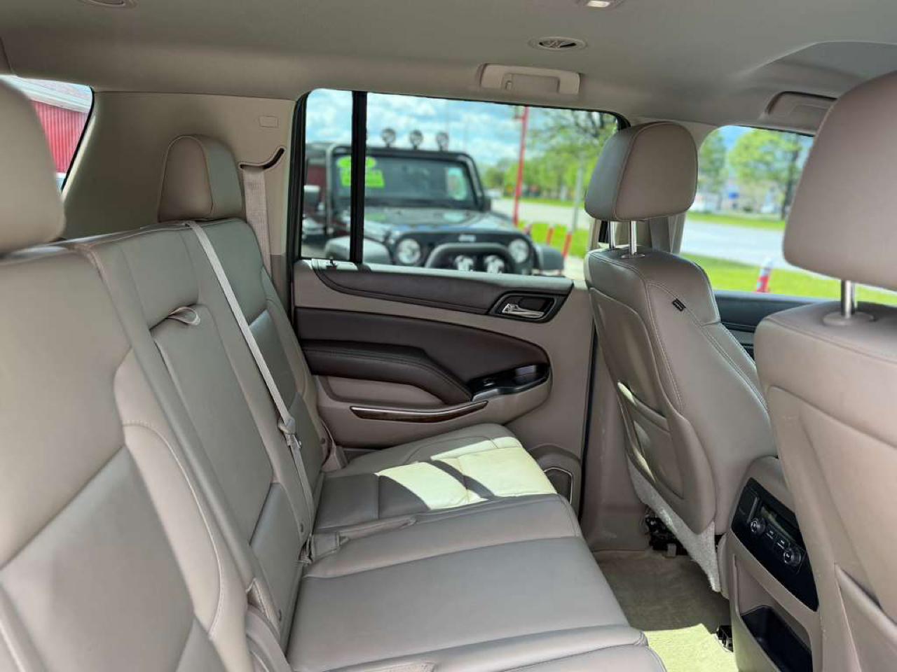 Chevrolet Suburban LT 1500 4WD 2015