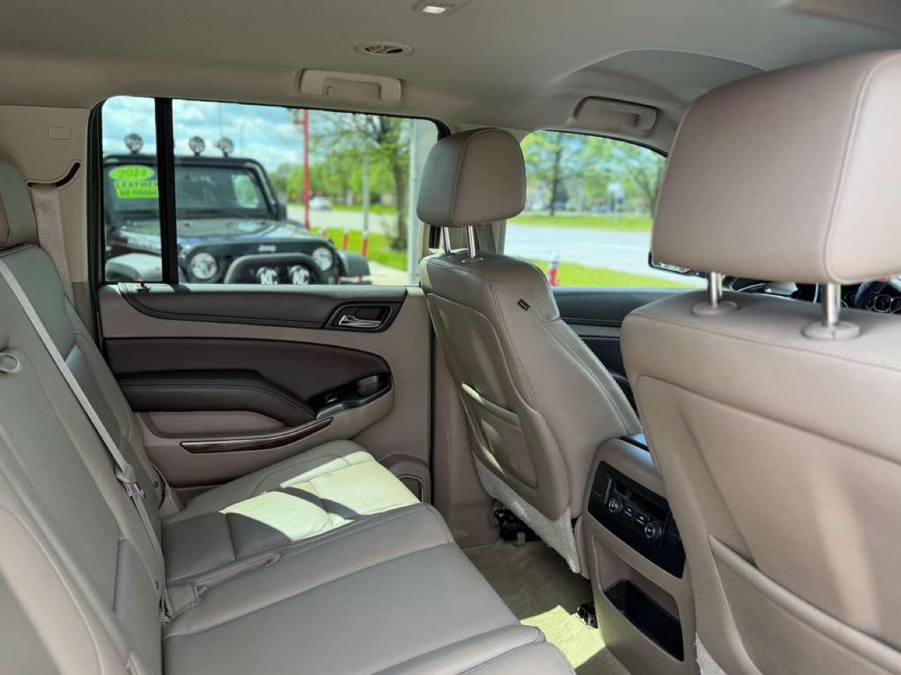 Chevrolet Suburban LT 1500 4WD 2015