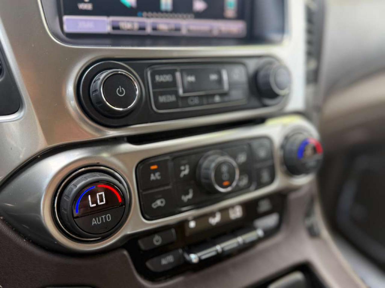 Chevrolet Suburban LT 1500 4WD 2015