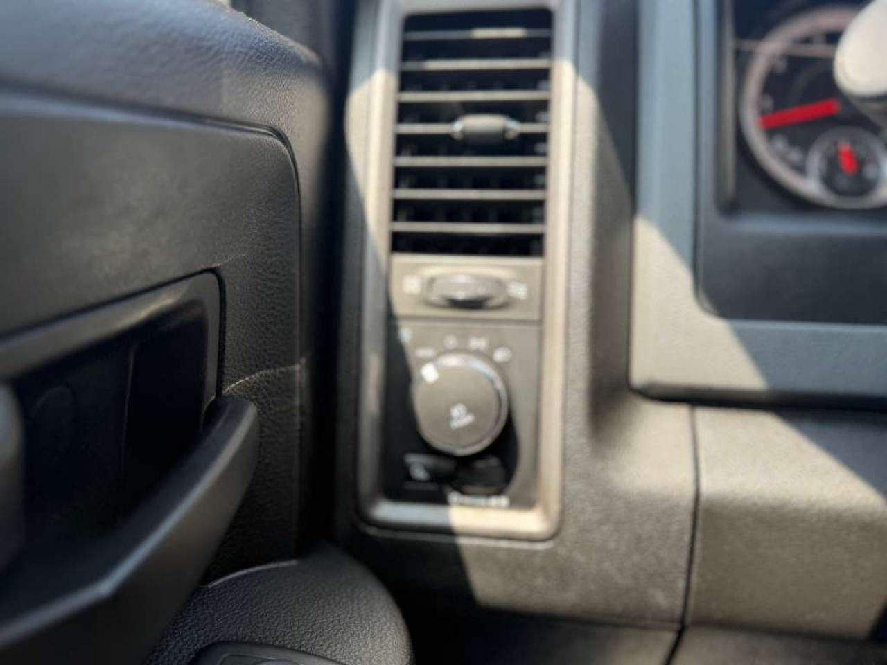 RAM 1500 Classic Express 4x4 Crew Cab 5'7" Box 2019
