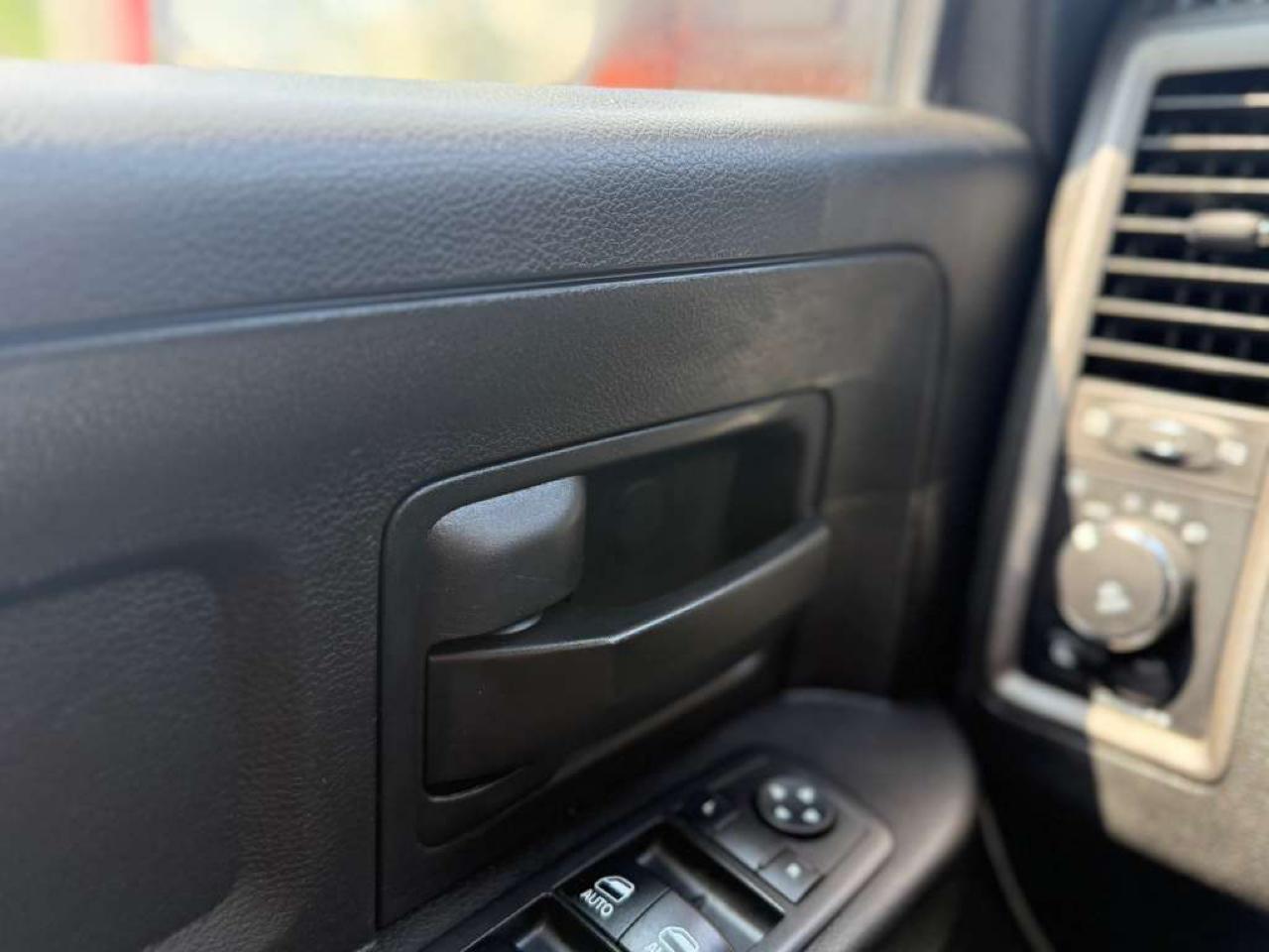 RAM 1500 Classic Express 4x4 Crew Cab 5'7" Box 2019