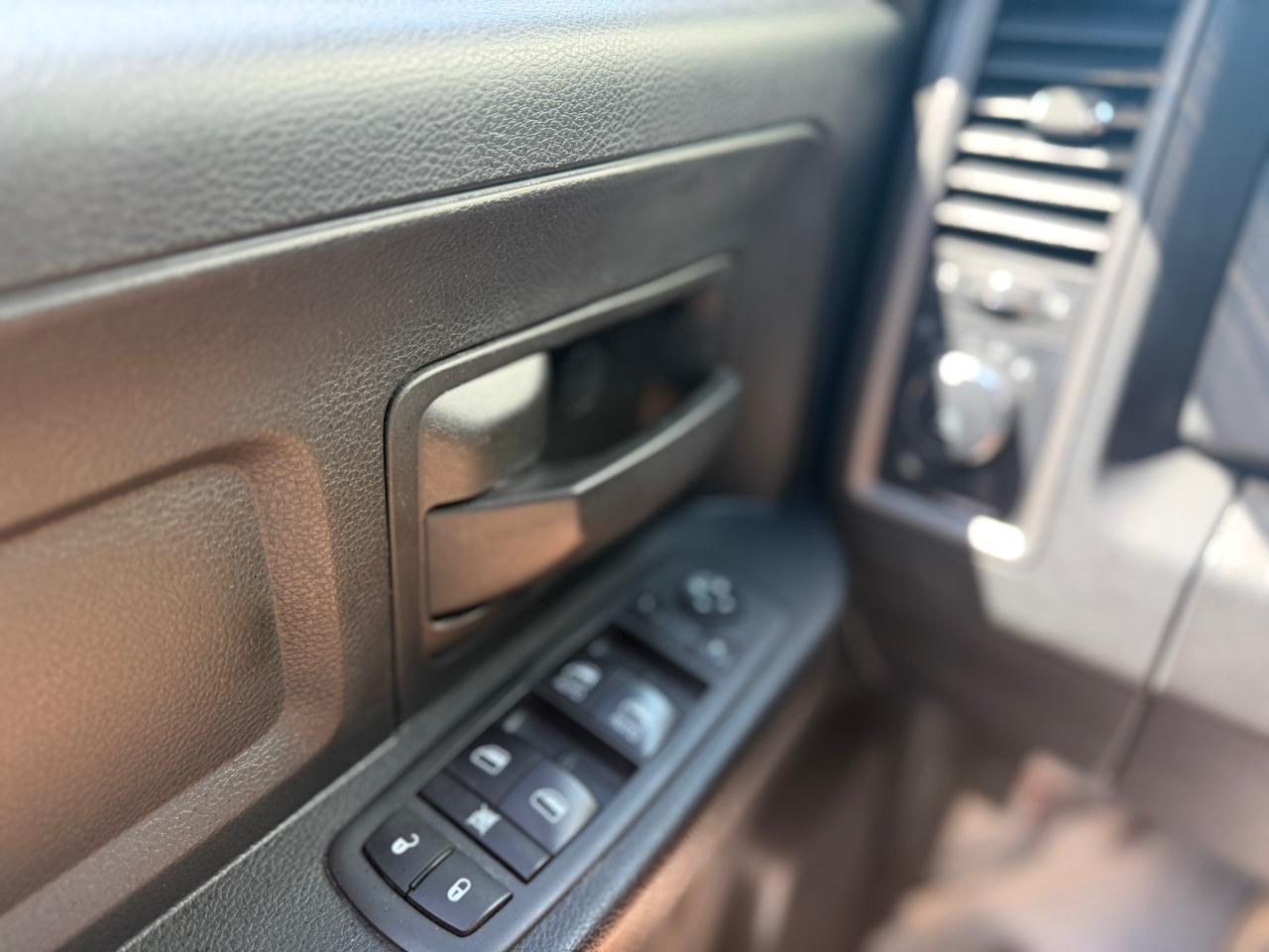 RAM 1500 Classic Express 4x4 Crew Cab 5'7" Box 2019