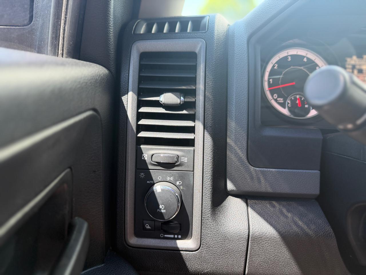 RAM 1500 Classic Express 4x4 Crew Cab 5'7" Box 2019