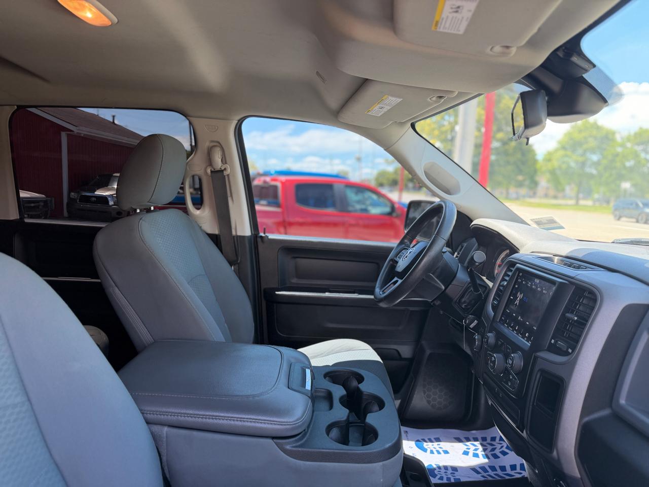 RAM 1500 Classic Express 4x4 Crew Cab 5'7" Box 2019