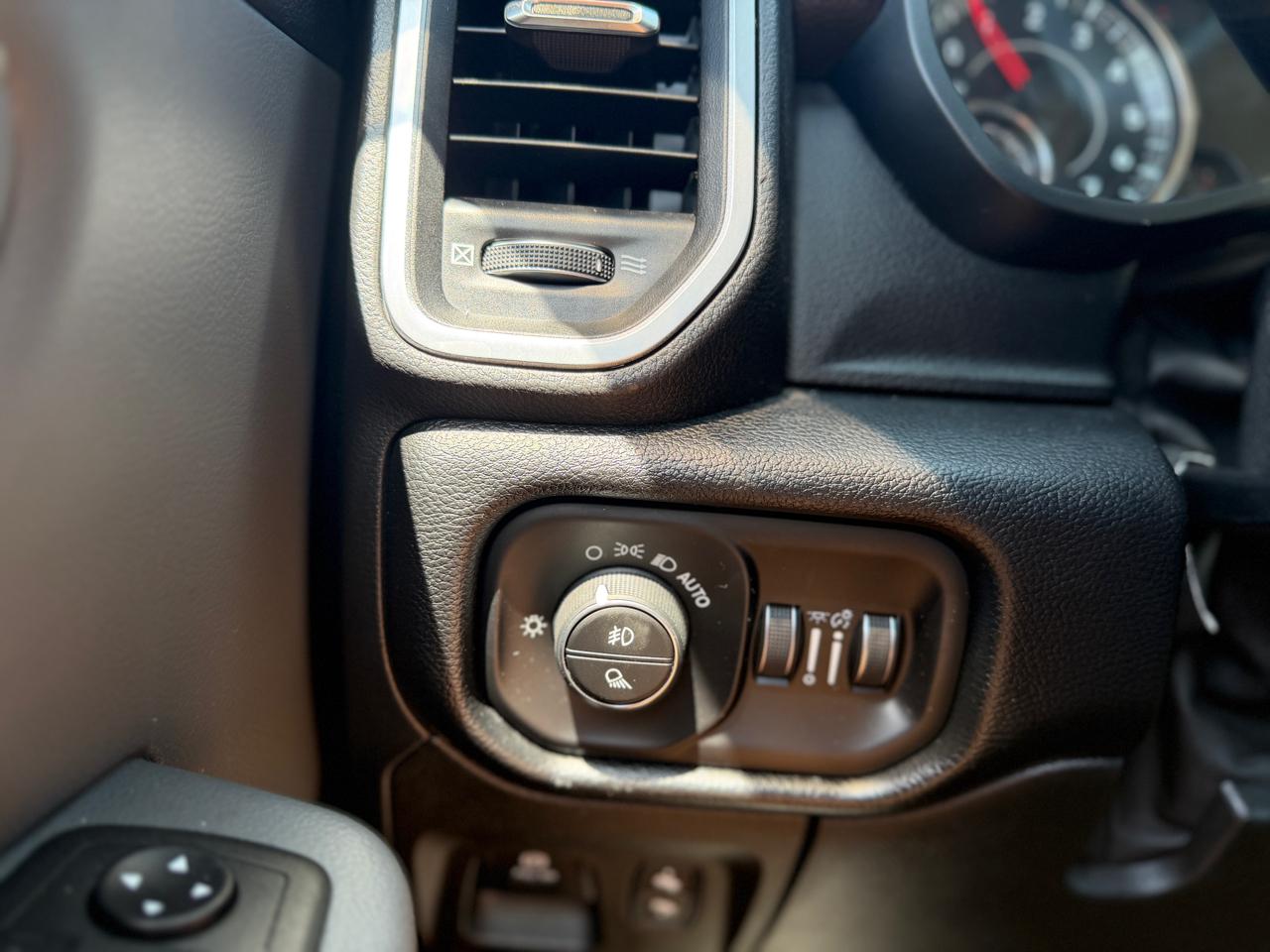 RAM 1500 Big Horn Crew Cab 4WD 2019