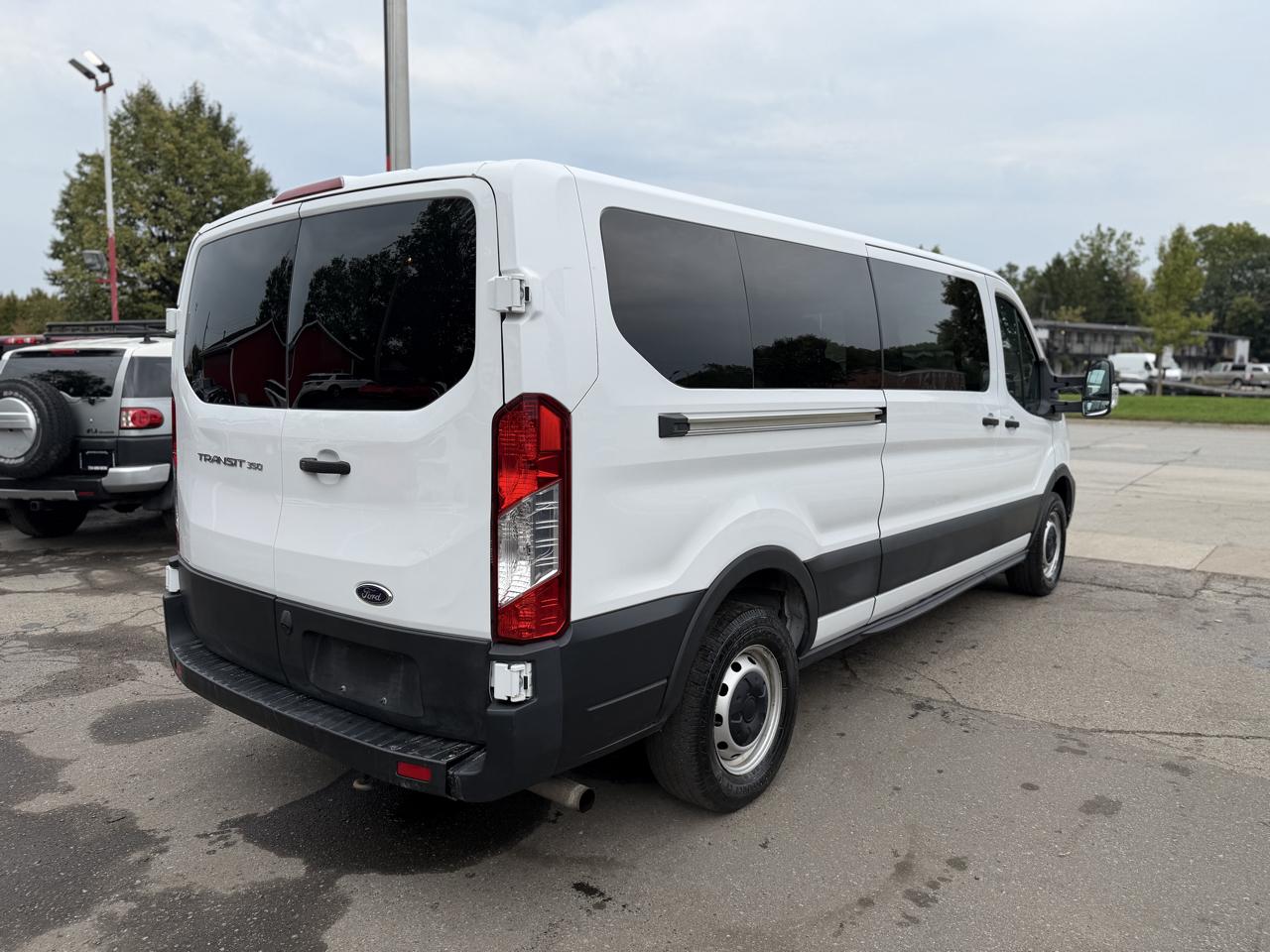 Ford Transit 350 Wagon Low Roof XL w/Sliding Pass. 148-in. WB 2021