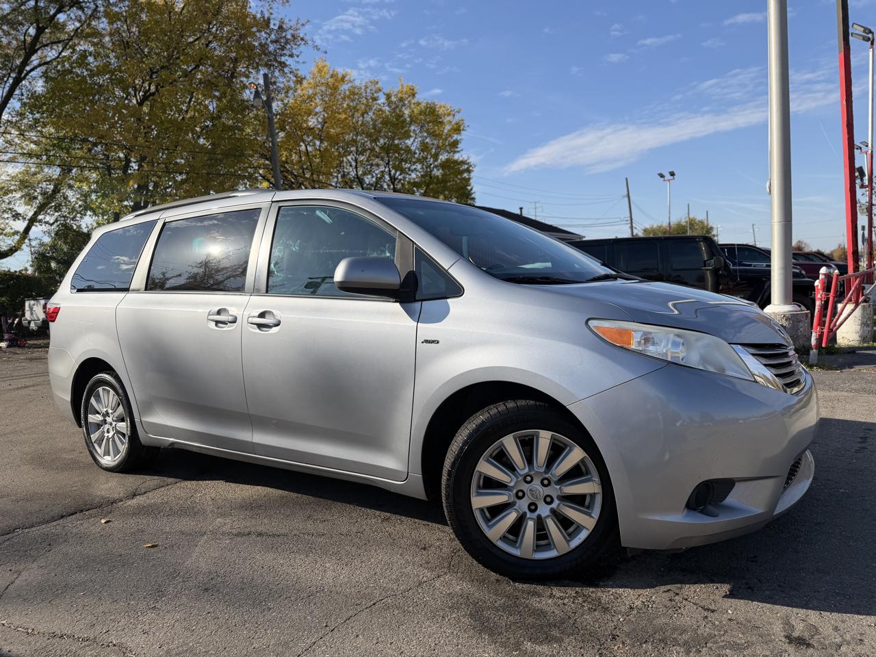Toyota Sienna LE 7-Passenger AWD 2017