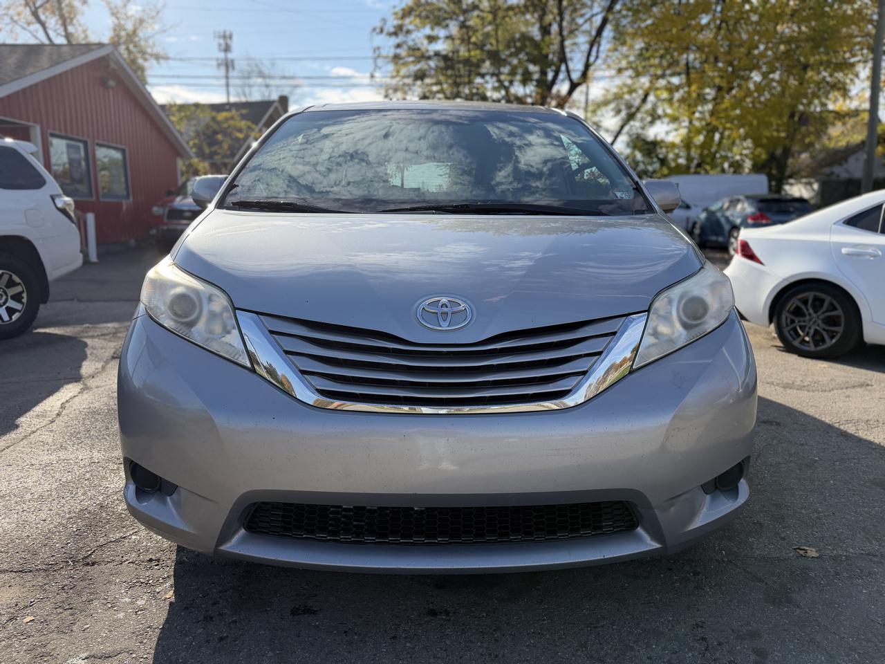 Toyota Sienna LE 7-Passenger AWD 2017