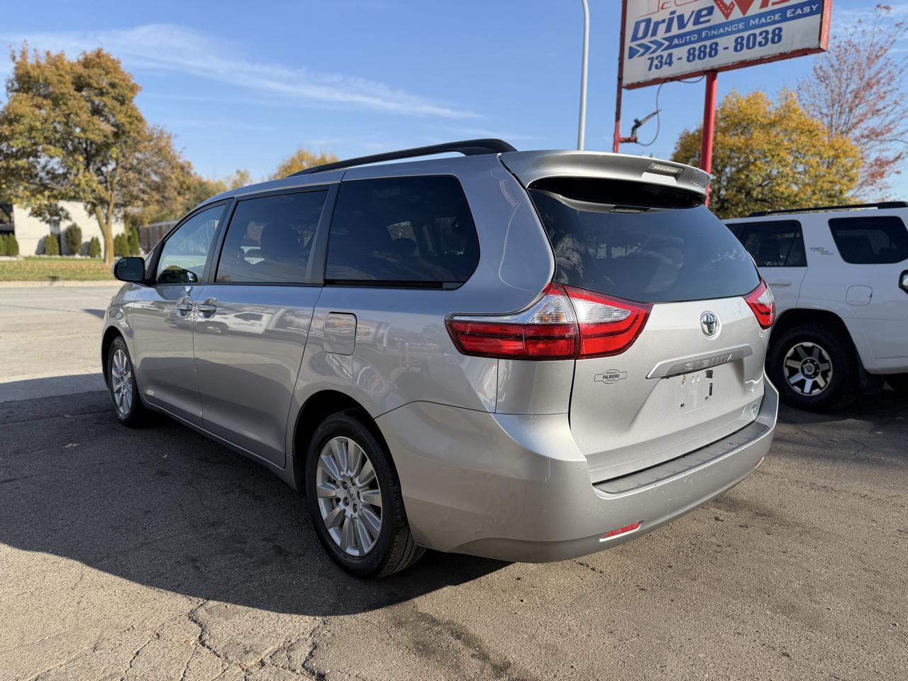 Toyota Sienna LE 7-Passenger AWD 2017