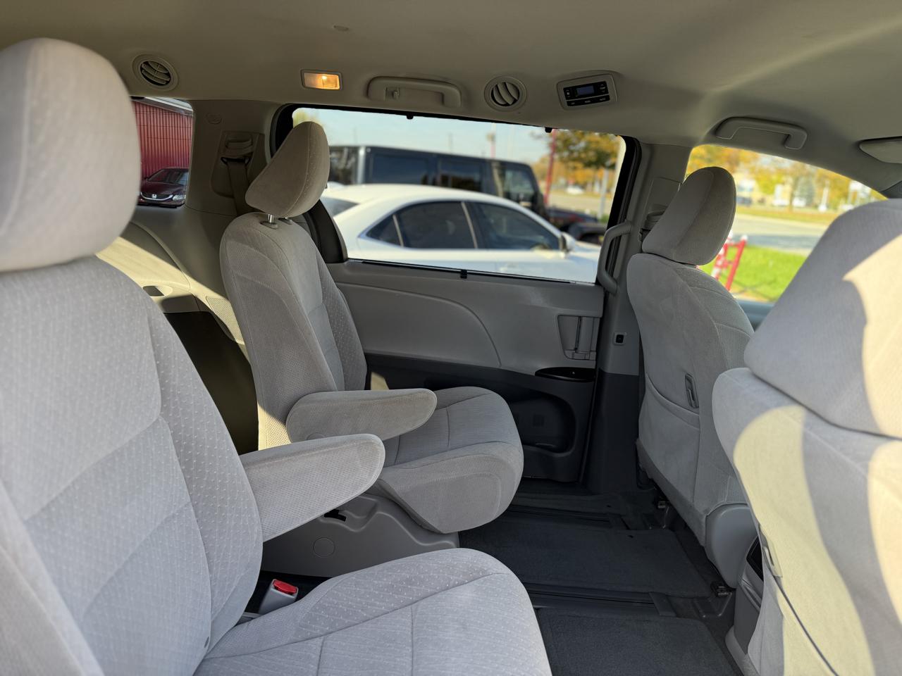 Toyota Sienna LE 7-Passenger AWD 2017