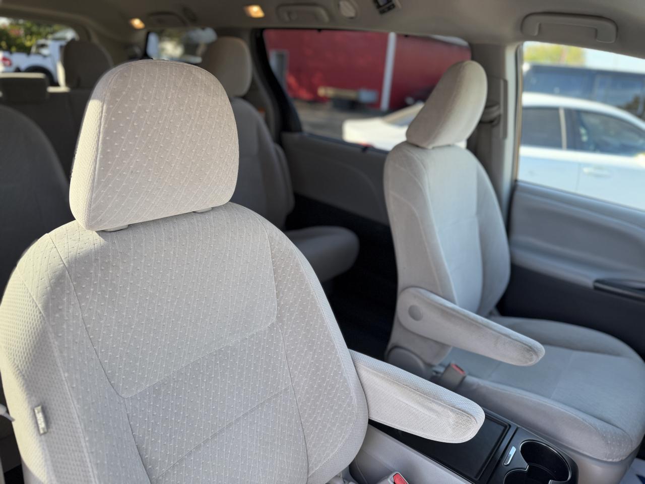 Toyota Sienna LE 7-Passenger AWD 2017