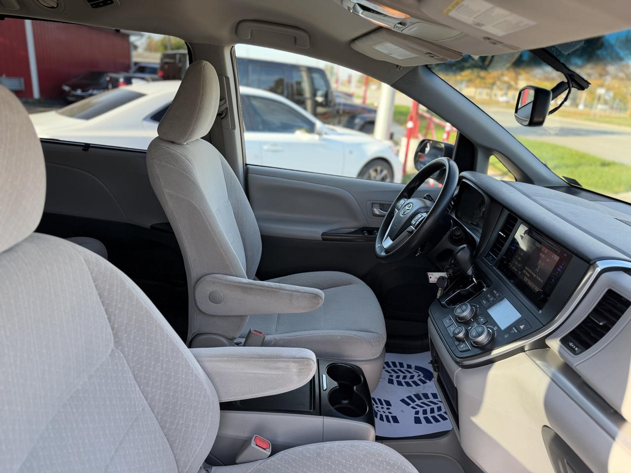 Toyota Sienna LE 7-Passenger AWD 2017
