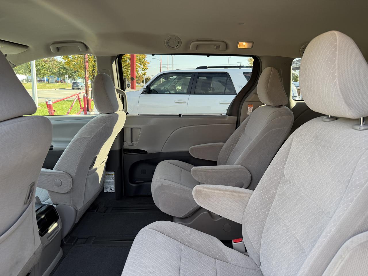 Toyota Sienna LE 7-Passenger AWD 2017