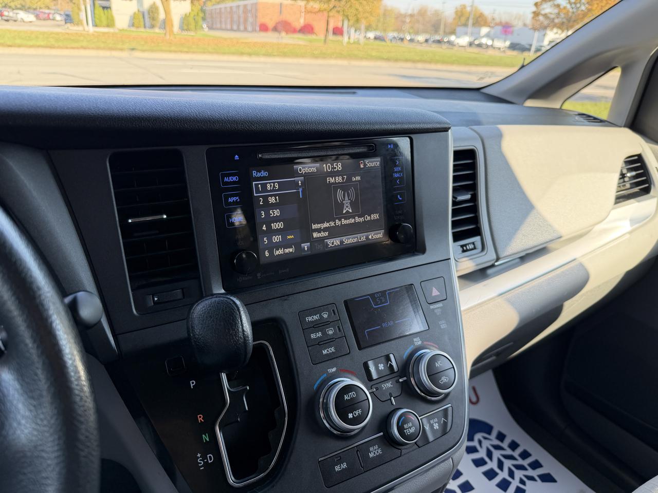 Toyota Sienna LE 7-Passenger AWD 2017