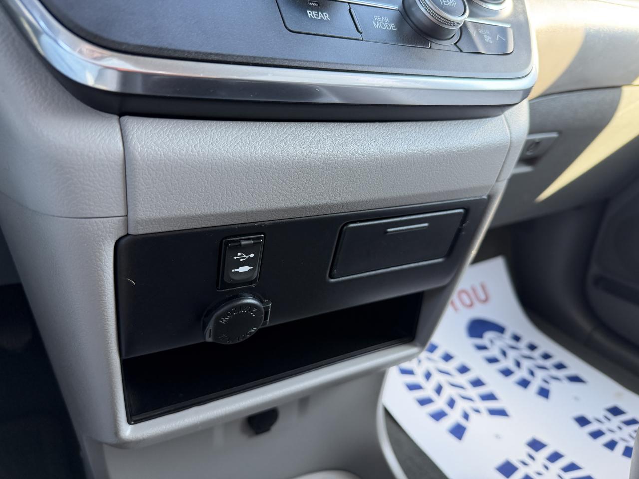 Toyota Sienna LE 7-Passenger AWD 2017