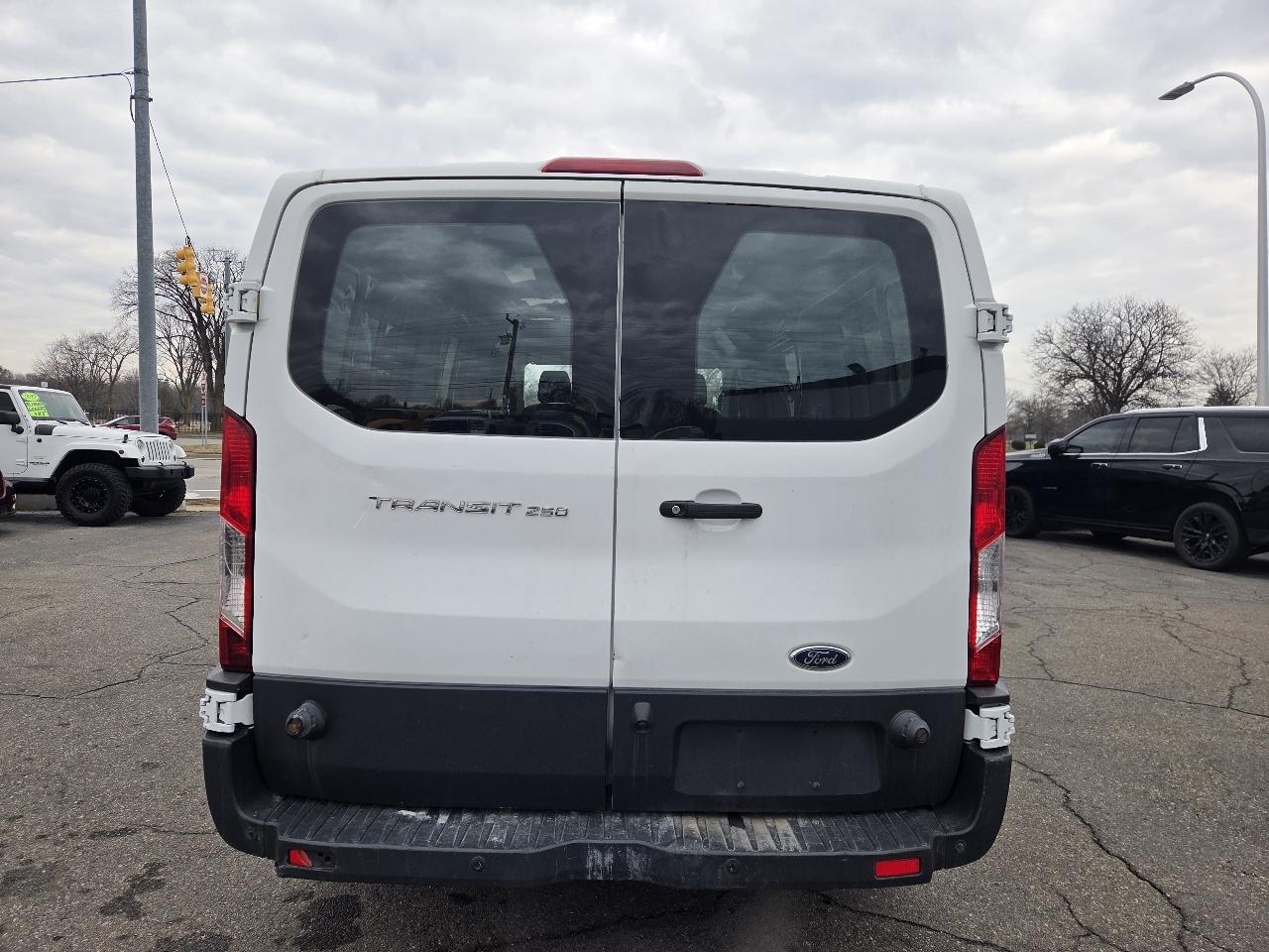 Ford Transit 250 Van Low Roof w/Sliding Pass. 148-in. WB 2018