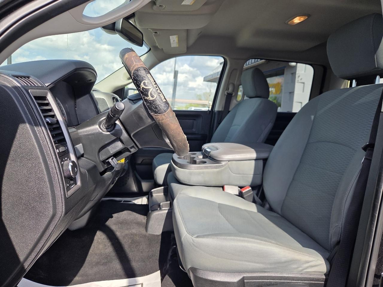RAM 1500 Tradesman Crew Cab SWB 4WD 2017