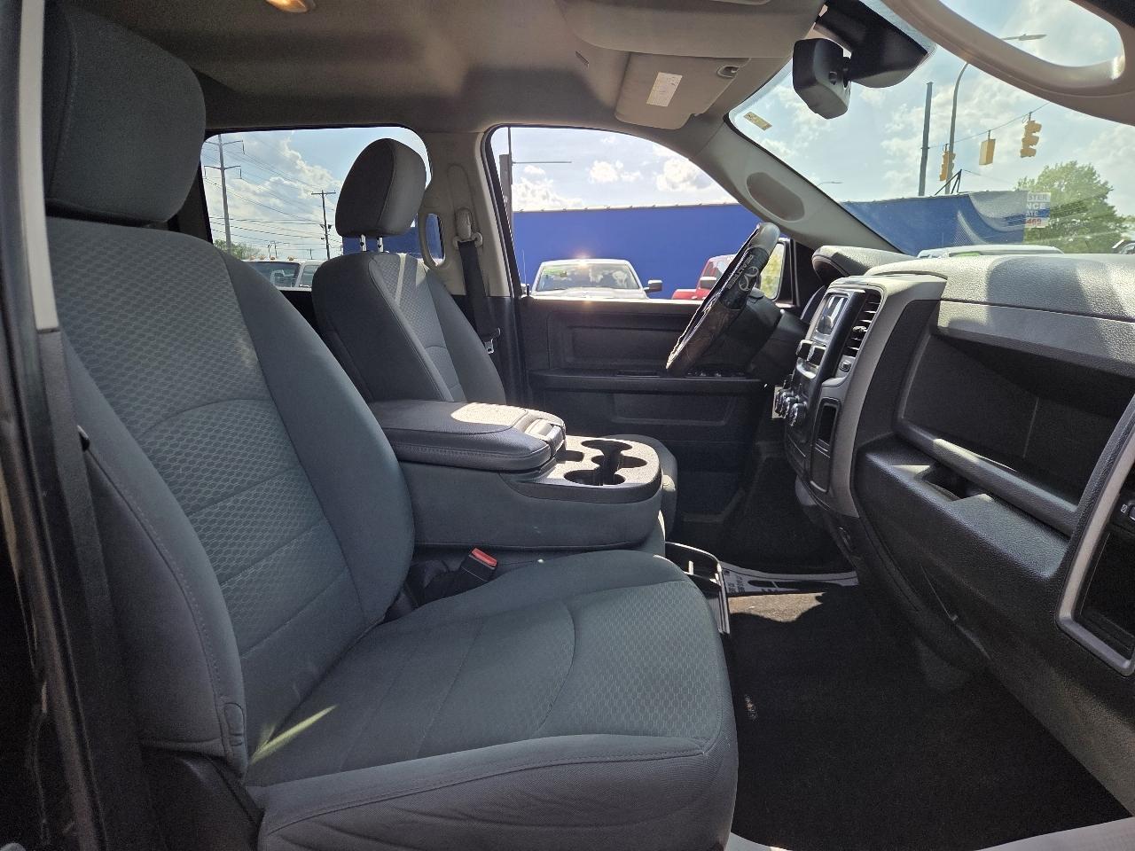 RAM 1500 Tradesman Crew Cab SWB 4WD 2017