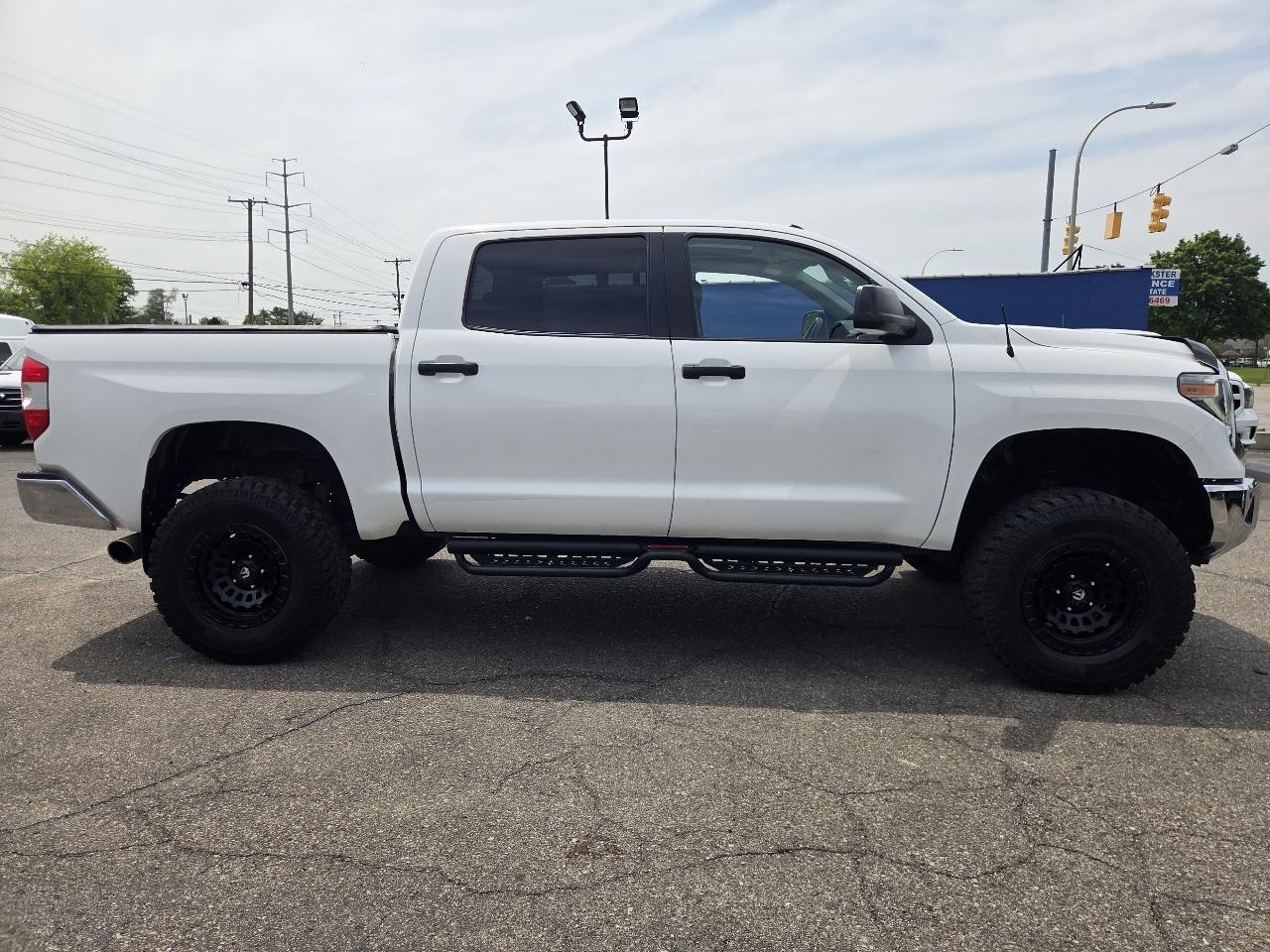 Toyota Tundra SR5 5.7L V8 CrewMax 4WD 2018
