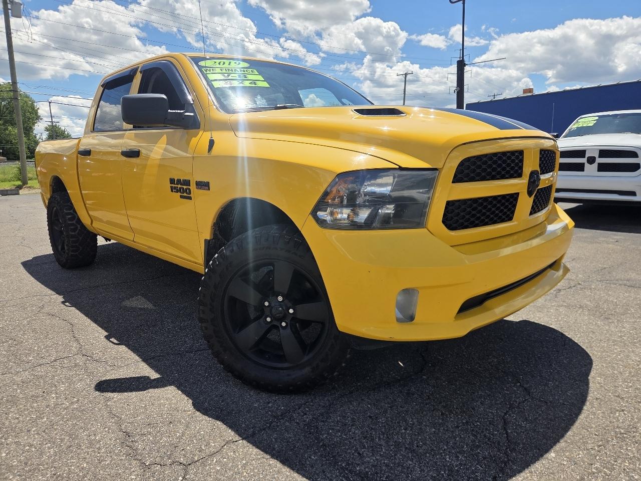 RAM 1500 Classic Express 4x4 Crew Cab 5'7" Box 2019