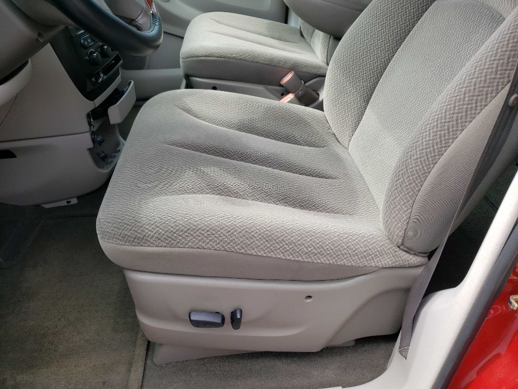 2005 Dodge Grand Caravan SXT photo 10