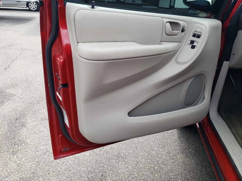 2005 Dodge Grand Caravan SXT photo 26