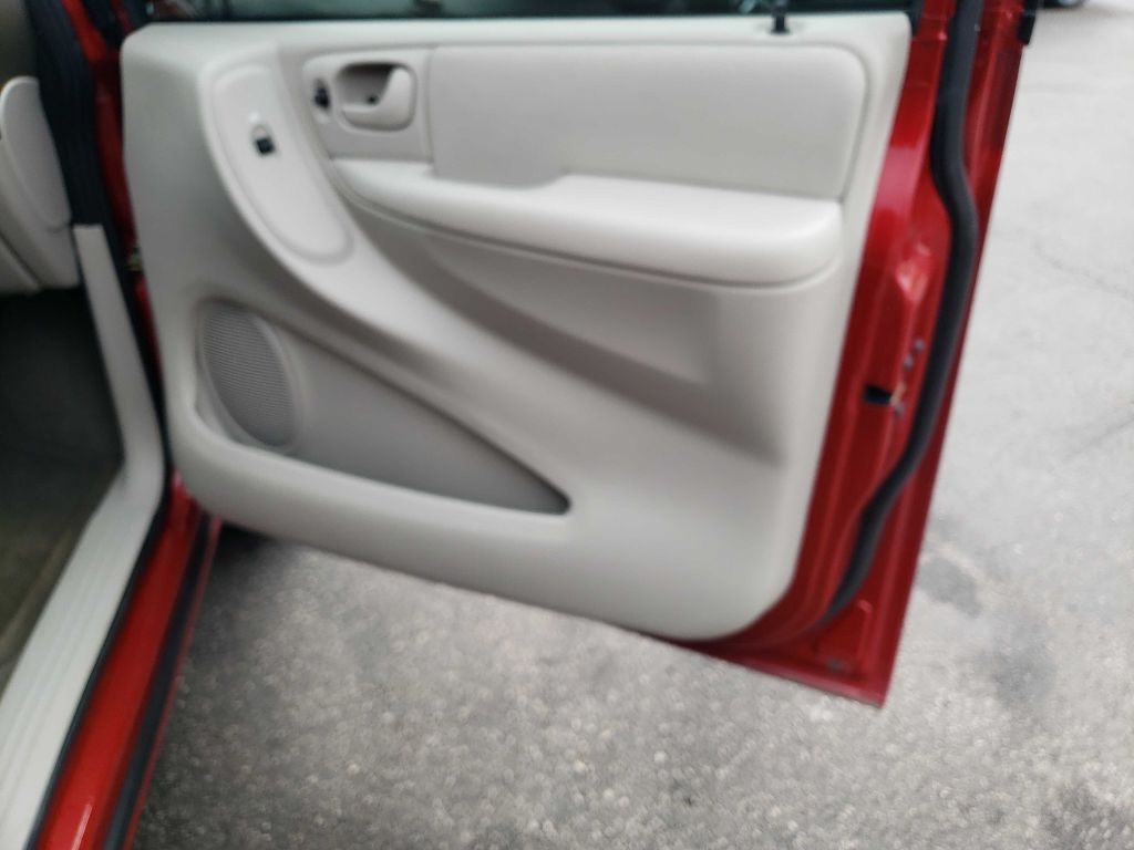 2005 Dodge Grand Caravan SXT photo 27