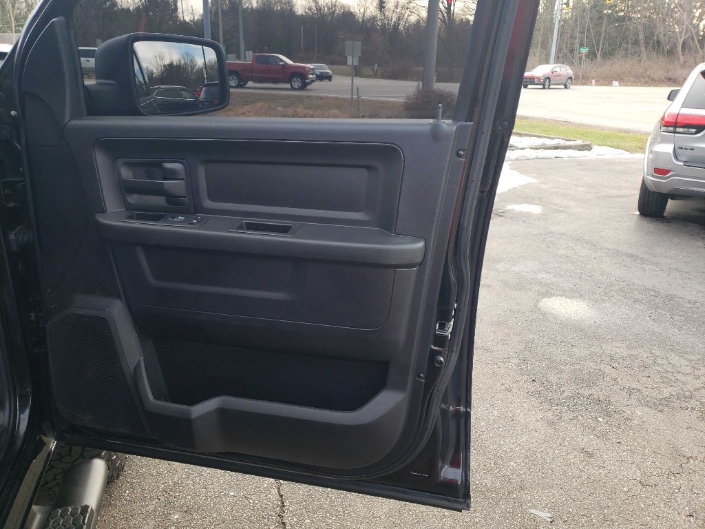 RAM 1500 Tradesman Crew Cab SWB 4WD 2017