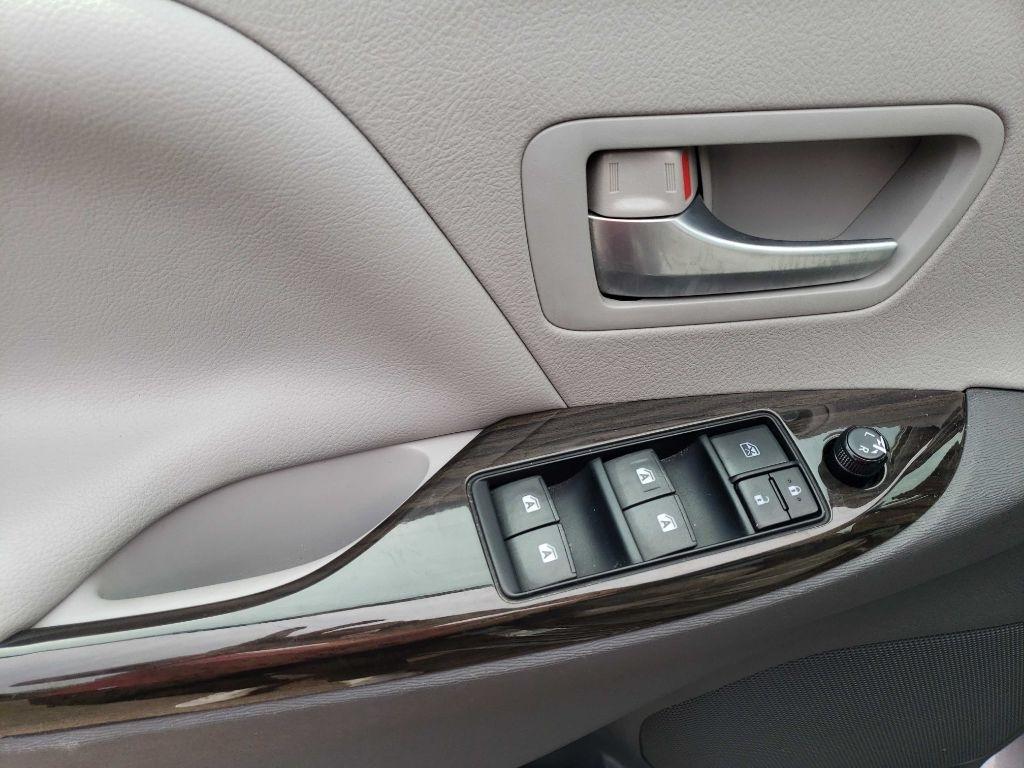 Toyota Sienna Limited AWD 7-Passenger V6 2015