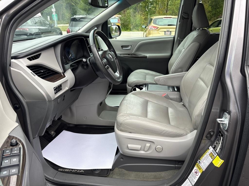 Toyota Sienna XLE 7-Passenger AWD 2017