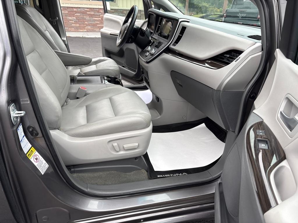 Toyota Sienna XLE 7-Passenger AWD 2017